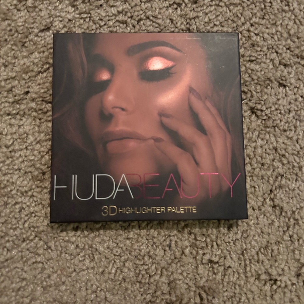 HUDA BEAUTY 3D Highlighter Palette $40